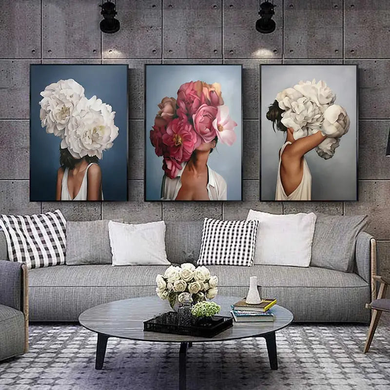 Donna con fiori di piume in testa